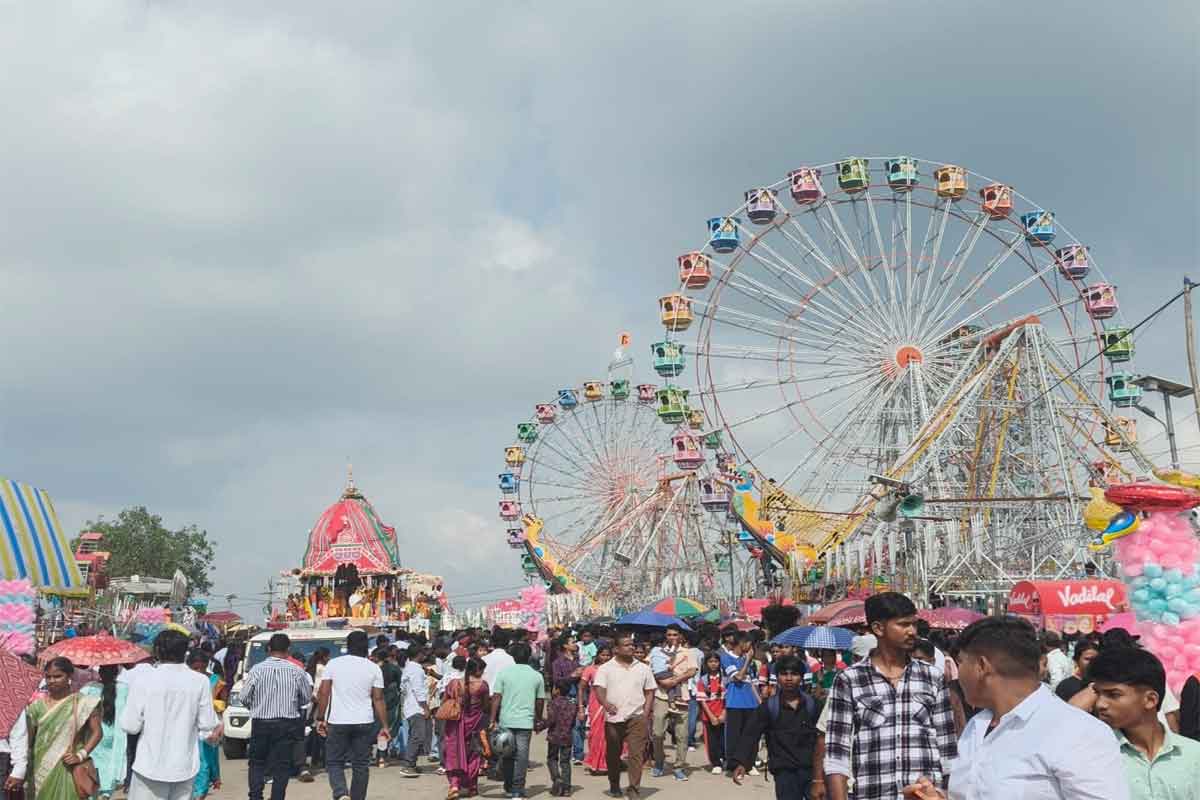 मौसीबाड़ी से निकले भगवान जगन्नाथ, हजारों श्रद्धालु खींच रहे रथ