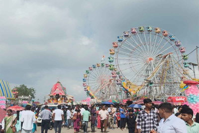 मौसीबाड़ी से निकले भगवान जगन्नाथ, हजारों श्रद्धालु खींच रहे रथ