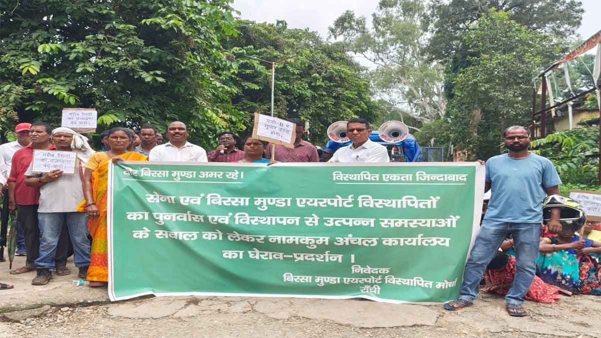 नामकुम अंचल के सामने ग्रामीणों का प्रदर्शन, विस्थापितों ने दी एयरपोर्ट जाम करने की चेतावनी