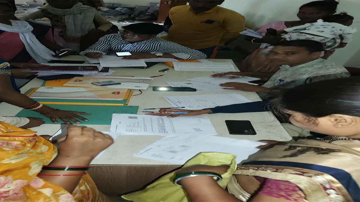 चान्हो में मोबाइल की रोशनी में चल रहा SIR का काम, व्यवस्था पर उठे सवाल