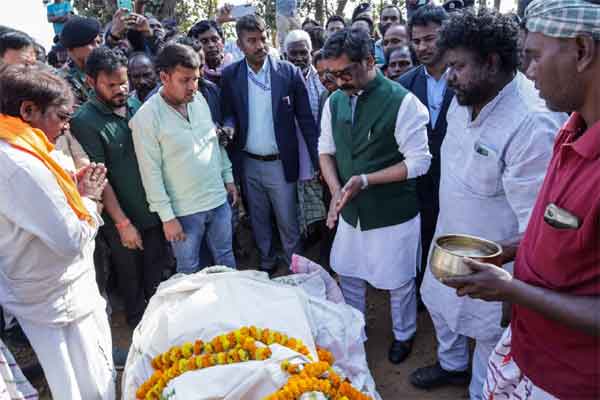 CM हेमंत सोरेन ने जिलिंगोड़ा पहुंच पूर्व मुख्यमंत्री चंपाई सोरेन के पोते को दी श्रद्धांजलि