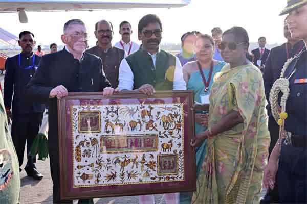 राष्ट्रपति द्रौपदी मुर्मू को राज्यपाल और मुख्यमंत्री ने एयरपोर्ट पर दी विदाई