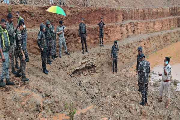 West Singhbhum: सेना ने नष्ट किया शक्तिशाली बम, धमाके से दहला सोनपोखरी क्षेत्र