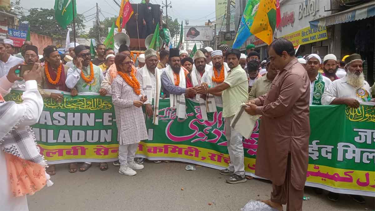 ईद मिलादुन्नबी के जुलूस में गूंजा रक्तदान का संदेश, लहू बोलेगा संगठन ने बांटे जागरूकता पर्चा