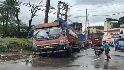 Ranchi News: खुली नाली में घुसा ट्रक का पहिया, रातभर फंसा रहा, ड्राइवर और खलासी परेशान