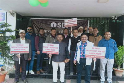 बैंक हड़ताल से खाताधारक परेशान, करोड़ों का लेन-देन ठप