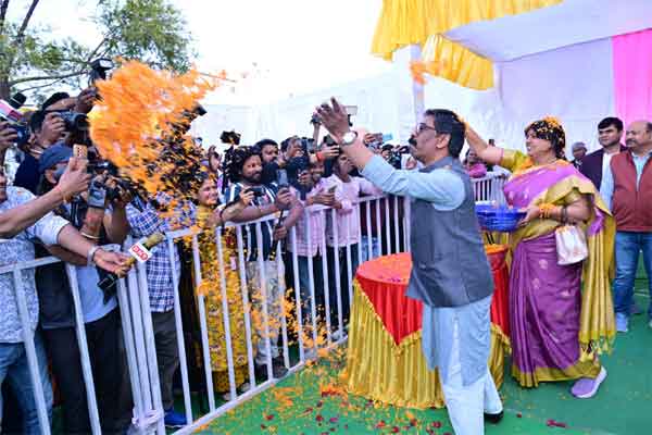 झारखंड विधानसभा में हुआ होली मिलन, नेताओं ने खूब खेली फूलों की होली