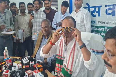 दूरबीन दिखाकर इरफान ने बाबूलाल को दी चुनौती, बोले- सबूत पेश करें
