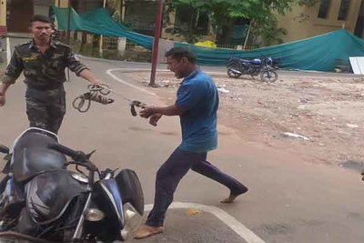 विक्षिप्त ने सिविल कोर्ट परिसर में पुलिस को किया परेशान, भेजा गया रिनपास