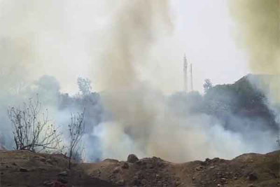 धनबाद में बीसीसीएल खदान धधका, गैस रिसाव से फूलने लगी सांस, लोगों ने किया सड़क जाम