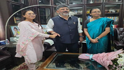 रक्षाबंधन पर मंत्री शिल्पी नेहा तिर्की ने कर्नाटक CM डी.के. शिवकुमार को बांधी राखी