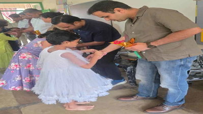 रक्षाबंधन पर बच्चों के बीच पहुंचे रांची के पुलिस अधिकारी, बच्चों ने बांधी राखी