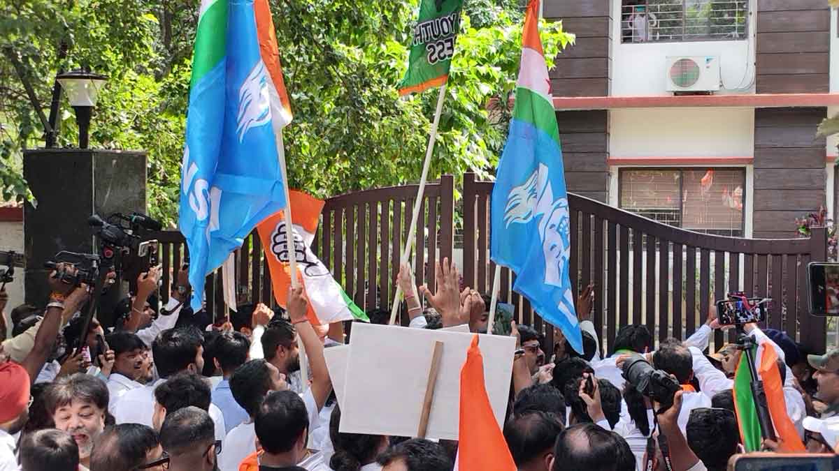 ‘वोट चोर, गद्दी छोड़’ के नारों के साथ कांग्रेस ने किया निर्वाचन आयोग कार्यालय का घेराव