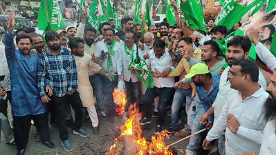 अल्बर्ट एक्का चौक पर JMM ने ज्ञानेश कुमार का पुतला फूंका, मांगा इस्तीफा