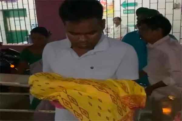 मनोहरपुर CHC में प्रसव के बाद जच्चा-बच्चा की मौत पर जमकर हंगामा, परिजनों ने लगाया लापरवाही का आरोप