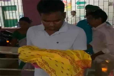 मनोहरपुर CHC में प्रसव के बाद जच्चा-बच्चा की मौत पर जमकर हंगामा, परिजनों ने लगाया लापरवाही का आरोप