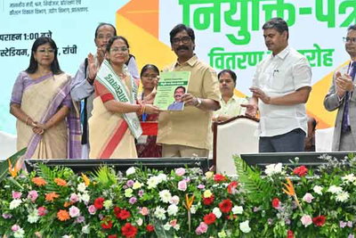 CM हेमंत सोरेन ने 1,042 सहायक आचार्यों को बांटा नियुक्ति पत्र, कहा - ईमानदारी से निभाएं जिम्मेदारी