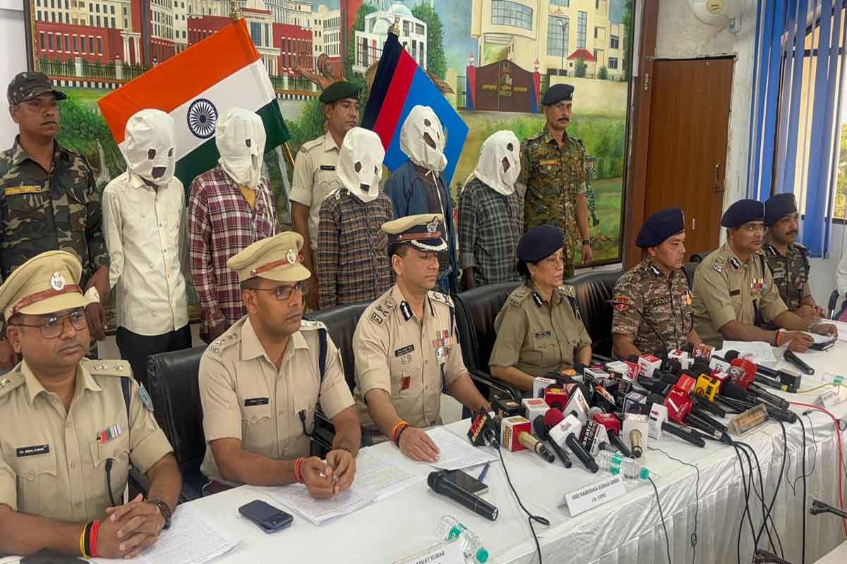 `ऑपरेशन दौरा पहाड़`  के तहत हुई 2.20 करोड़ के इनामी मिसिर बेसरा की गिरफ्तारी, पुलिस मुख्यालय में DGP ने दी जानकारी