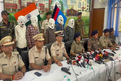 'ऑपरेशन दौरा पहाड़'  के तहत हुई 2.20 करोड़ के इनामी मिसिर बेसरा की गिरफ्तारी, पुलिस मुख्यालय में DGP ने दी जानकारी