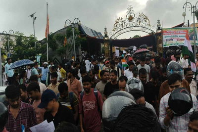 जयपाल सिंह मुंडा स्टेडियम से हजारों अभ्यर्थियों ने निकाली संविधान यात्रा, अल्बर्ट एक्का चौक पर दे रहे धरना,पुलिस मुश्तैद
