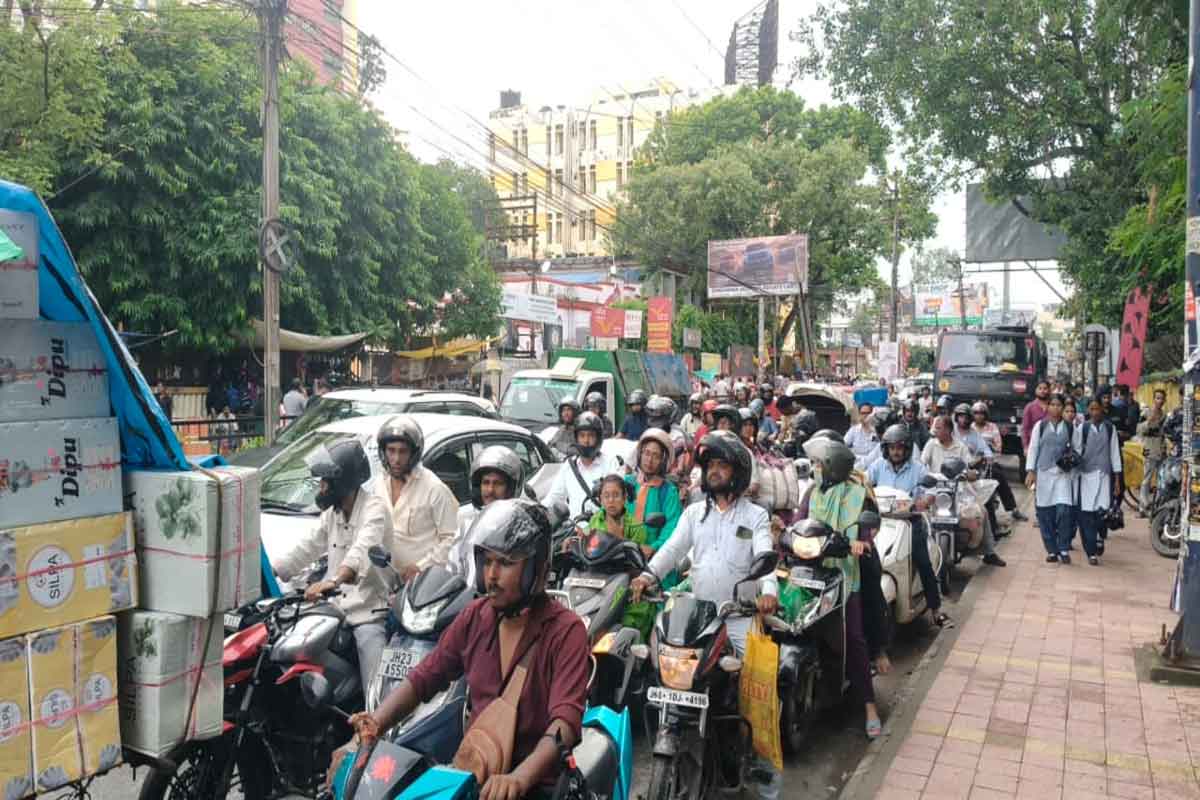 छात्रों की संविधान यात्रा से लगा लंबा जाम, प्रशासन ने किया रूट डायवर्ट, जानें