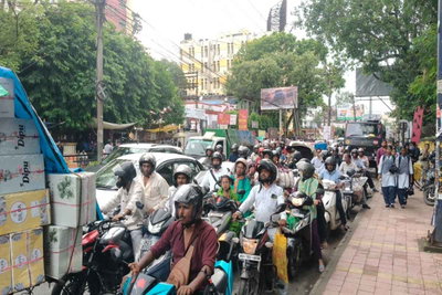 छात्रों की संविधान यात्रा से लगा लंबा जाम, प्रशासन ने किया रूट डायवर्ट, जानें
