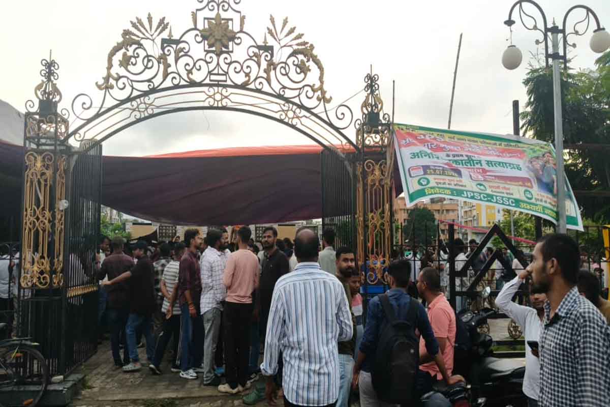 JPSC/JSSC विरोध आंदोलन: जयपाल सिंह स्टेडियम लौटे छात्र, कहा - अब होगा अनिश्चितकालीन धरना