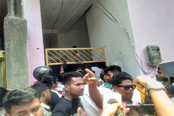 आदिवासी महिला को कालिख पोतने वाले आरोपियों के घर पहुंचे सैकड़ों लोग,कोकर में हंगामा