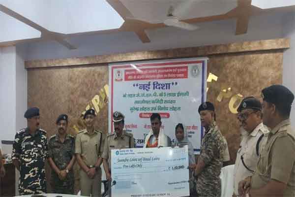 लातेहार : पांच लाख के इनामी जेजेएमपी सब जोनल कमांडर ने किया सरेंडर