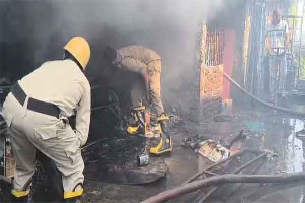 गिरिडीह : चार मंजिला मकान की छत पर भीषण आग, फायर ब्रिगेड ने पाया काबू