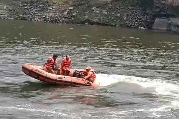 DHANBAD NEWS: बंद खदान में डूबी बच्ची का शव पांचवें दिन बरामद, इलाके में मातम