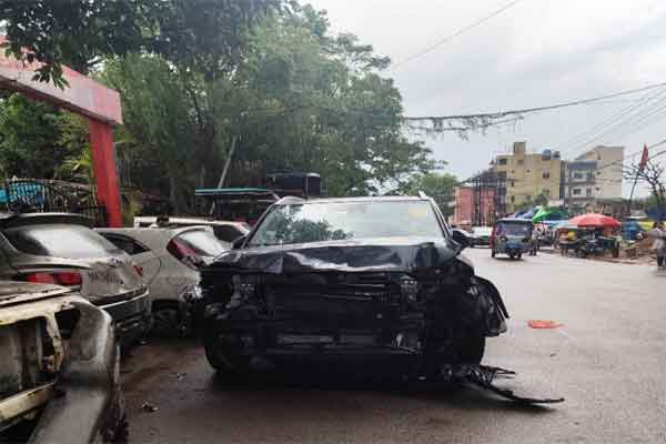 Ranchi News: चुटिया शनि मंदिर के पास तेज रफ्तार कार से चार लोग घायल