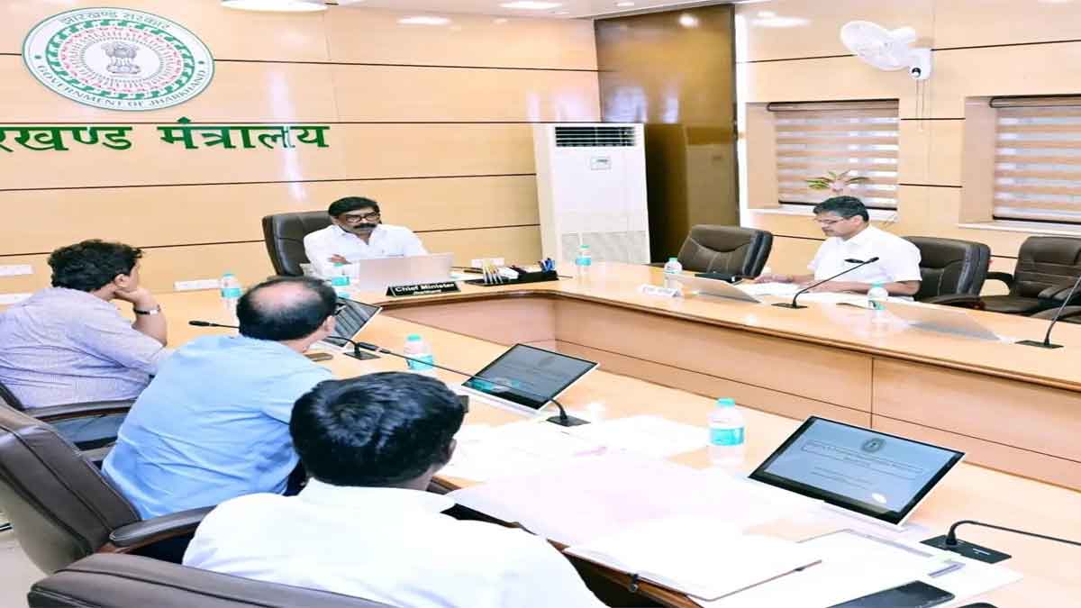 CM हेमंत सोरेन ने नगर विकास व सड़क योजनाओं की समीक्षा की, समय पर काम पूरा करने का निर्देश