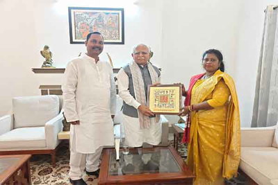 मेयर रोशनी खलखो ने की केंद्रीय मंत्री खट्टर से मुलाकात, रांची के विकास के लिए मांगा सहयोग