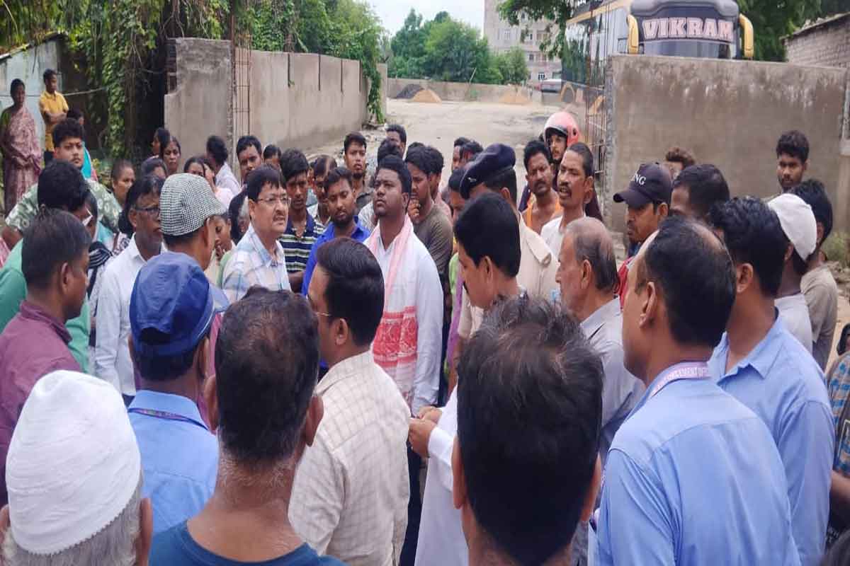 बिरसा मुंडा बस स्टैंड के पीछे चुनुवा टोली बस्ती से बैरंग लौटी निगम की टीम