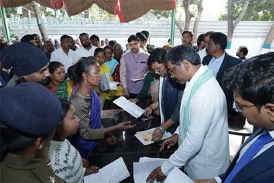 दुमका के खिजुरिया में मुख्यमंत्री से मिले आमजन, समस्याओं के त्वरित समाधान के निर्देश