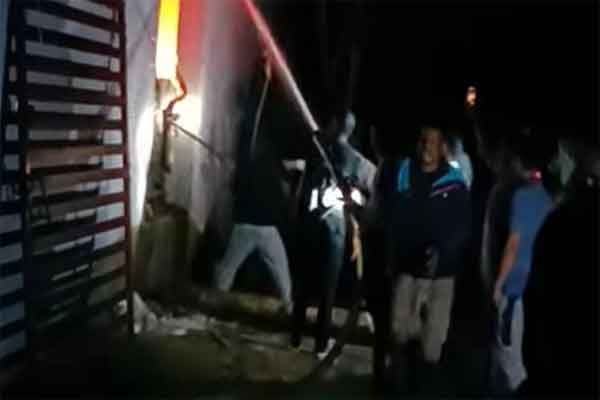 पलामू : इलेक्ट्रिक अप्लायंसेज गोदाम में भीषण आग, दमकल टीम बुझाने में जुटी