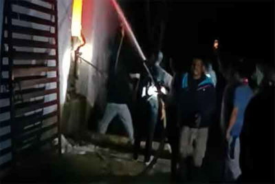 पलामू : इलेक्ट्रिक अप्लायंसेज गोदाम में भीषण आग, दमकल टीम बुझाने में जुटी