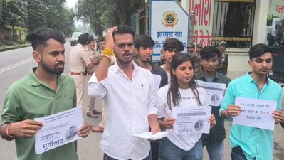 Ranchi News: दीक्षांत शुल्क बढ़ोतरी के विरोध में रक्षा शक्ति विश्वविद्यालय के छात्रों का प्रदर्शन
