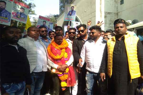 नगर निकाय चुनाव : नामांकन के अंतिम दिन उमड़ी उम्मीदवारों व समर्थकों की भीड़