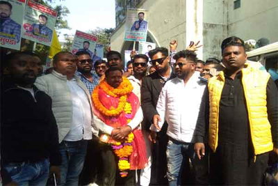 नगर निकाय चुनाव : नामांकन के अंतिम दिन उमड़ी उम्मीदवारों व समर्थकों की भीड़