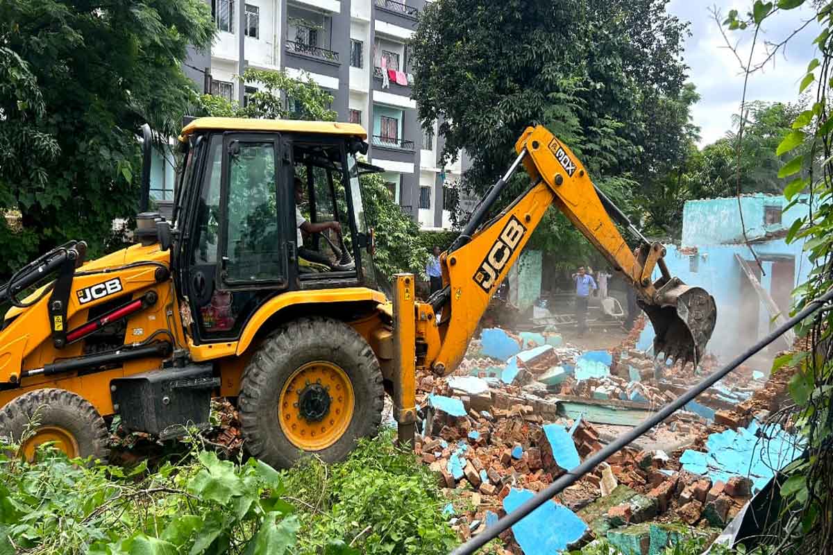 निगम की कार्रवाई के बाद आदिवासियों का छलका दर्द, बोले - अपनी ही जिला में हो गये बेघर
