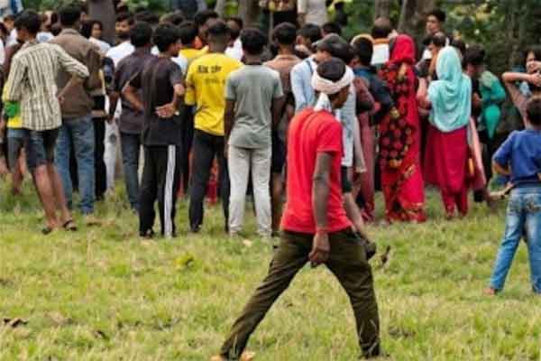 गोड्डा : पेड़ से लटका मिला युवक का शव, इलाके में सनसनी