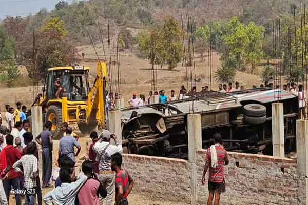 झारखंड-छत्तीसगढ़ सीमा पर हादसा: करडेगा घाटी में बस पलटी, 5 की मौत, कई घायल