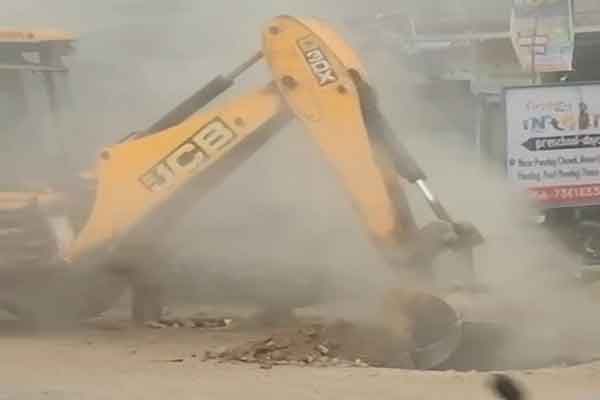 रांची: JCB की खुदाई में फटी गैस पाइपलाइन, तुरंत किया गया ठीक