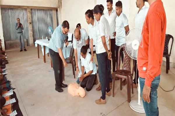 Ranchi News: ट्रैफिक पुलिस व होमगार्ड जवानों को हार्ट अटैक के मरीजों की जान बचाने का मिला प्रशिक्षण