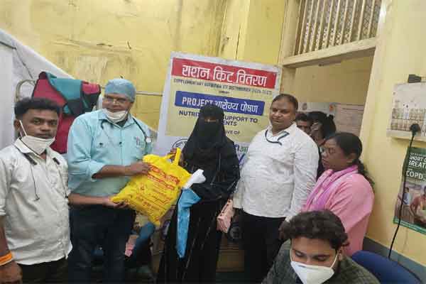 रिम्स में टीबी मरीजों को मिला पोषण किट, 60 लोगों को दिया गया पौष्टिक आहार