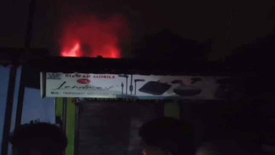 Dhanbad News: मोबाइल दुकान में आग से 8 लाख का नुकसान, धुआं देख पेट्रोलिंग टीम ने दी सूचना