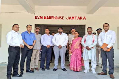 जामताड़ा: ईवीएम-वीवीपैट वेयरहाउस का मासिक निरीक्षण, उपायुक्त ने लिया जायजा