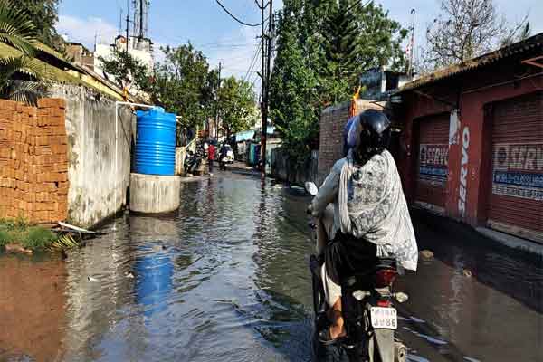 प्लीज....दीदी,अंकल,भैया नाली वाला सड़क पार करा दो...बोलकर रो पड़ते हैं बच्चे